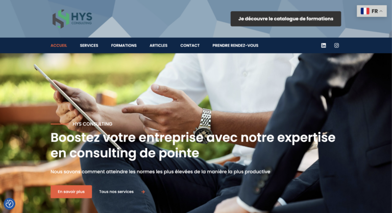 Page d'accueil du site HYS Consulting présentant un consultant professionnel utilisant une tablette avec le slogan "Boostez votre entreprise avec notre expertise en consulting de pointe"