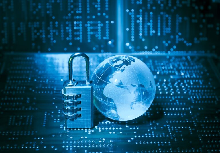 Globe terrestre transparent et cadenas numérique sur fond de circuit imprimé avec motif de données, baigné dans une lumière bleue cybernétique